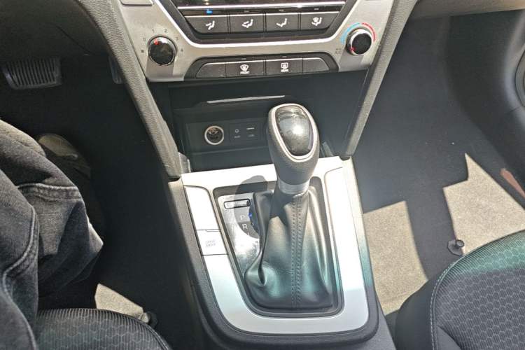 Used Hyundai Elantra (6th Generation / Lingdong) 2016 1.6L Automatic ZhiXuan – Elite Version Gear Lever