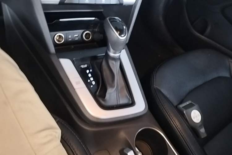 Used Hyundai Elantra (6th Generation / Lingdong) 2016 1.6L Automatic ZhiXuan – Elite Version Gear Lever