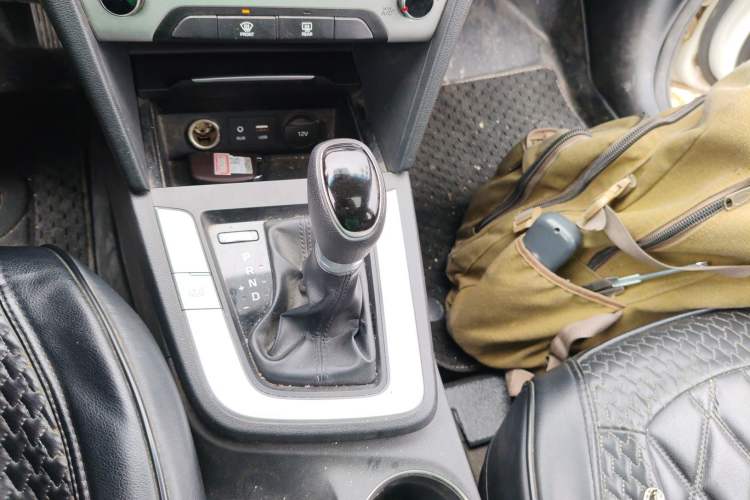 Used Hyundai Elantra (6th Generation / Lingdong) 2016 1.6L Automatic ZhiXuan – Elite Version Gear Lever