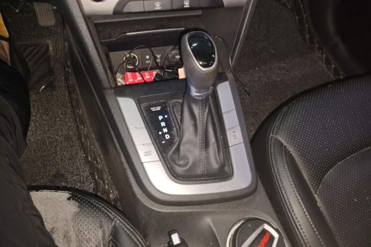 Used Hyundai Elantra (6th Generation / Lingdong) 2016 1.6L Automatic ZhiXuan – Elite Version Gear Lever