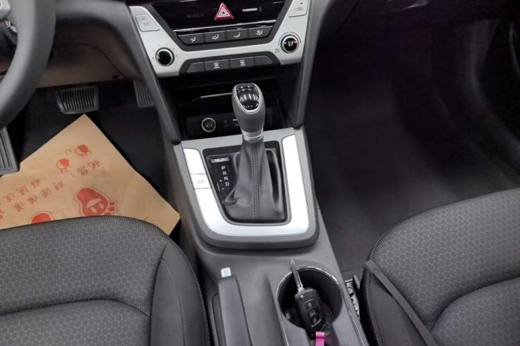 Used Hyundai Elantra (6th Generation / Lingdong) 2016 1.6L Automatic ZhiXuan – Elite Version Gear Lever