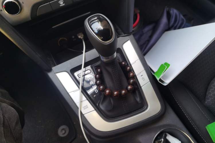 Used Hyundai Elantra (6th Generation / Lingdong) 2016 1.6L Automatic ZhiXuan – Elite Version Gear Lever