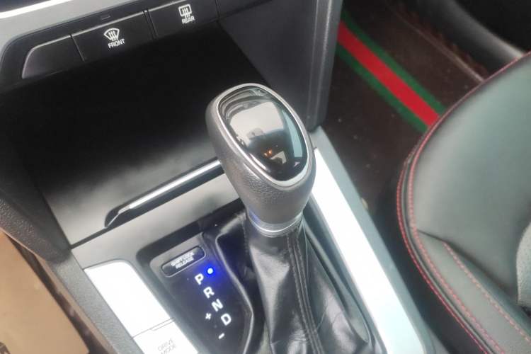 Used Hyundai Elantra (6th Generation / Lingdong) 2016 1.6L Automatic ZhiXuan – Elite Version Gear Lever