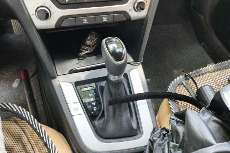 Used Hyundai Elantra (6th Generation / Lingdong) 2016 1.6L Automatic ZhiXuan – Elite Version Gear Lever