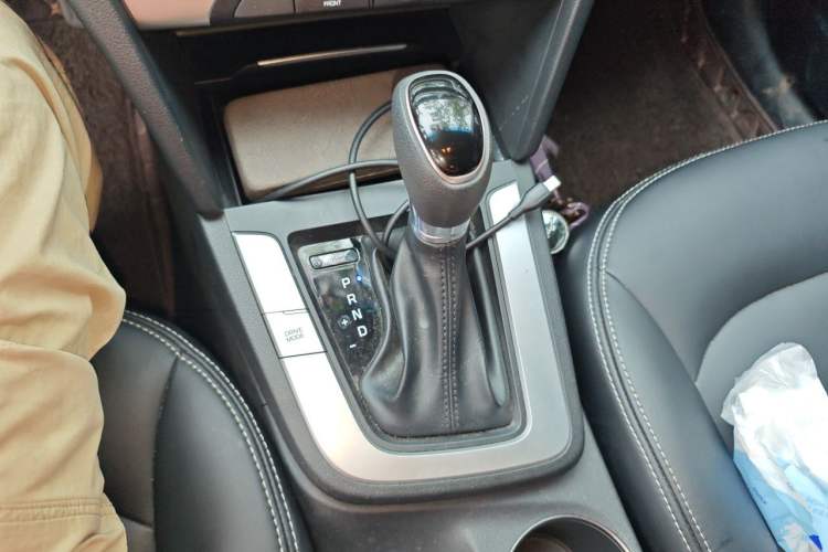 Used Hyundai Elantra (6th Generation / Lingdong) 2016 1.6L Automatic ZhiXuan – Elite Version Gear Lever