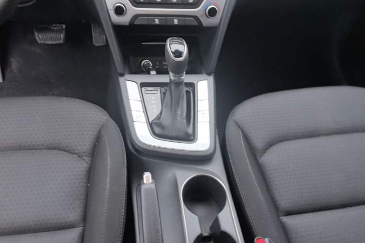 Used Hyundai Elantra (6th Generation / Lingdong) 2016 1.6L Automatic ZhiXuan – Elite Version Gear Lever