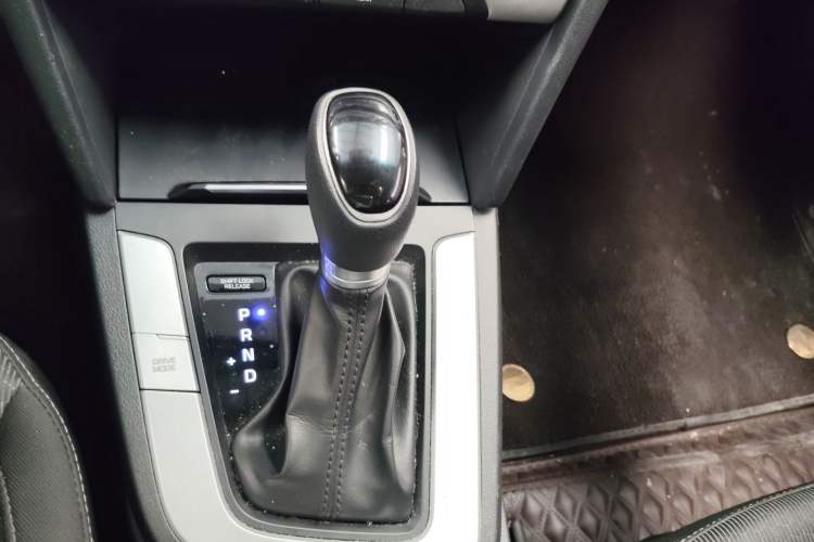Used Hyundai Elantra (6th Generation / Lingdong) 2016 1.6L Automatic ZhiXuan – Elite Version Gear Lever