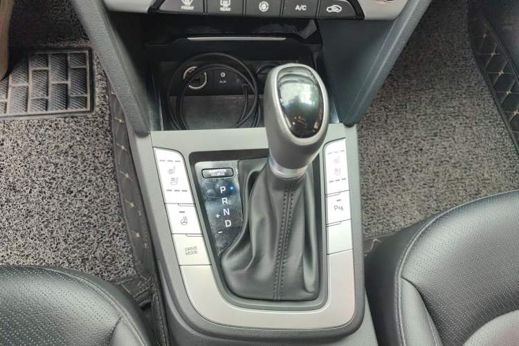Used Hyundai Elantra (6th Generation / Lingdong) 2016 1.6L Automatic ZhiXuan · Flagship Edition Gear Lever