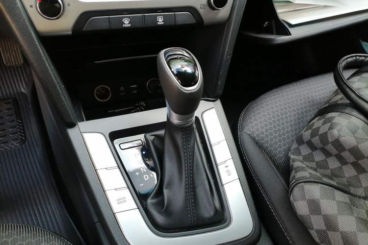 Used Hyundai Elantra (6th Generation / Lingdong) 2016 1.6L Automatic ZhiXuan – Elite Version Gear Lever