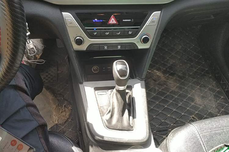 Used Hyundai Elantra (6th Generation / Lingdong) 2016 1.6L Automatic ZhiXuan – Elite Version Gear Lever
