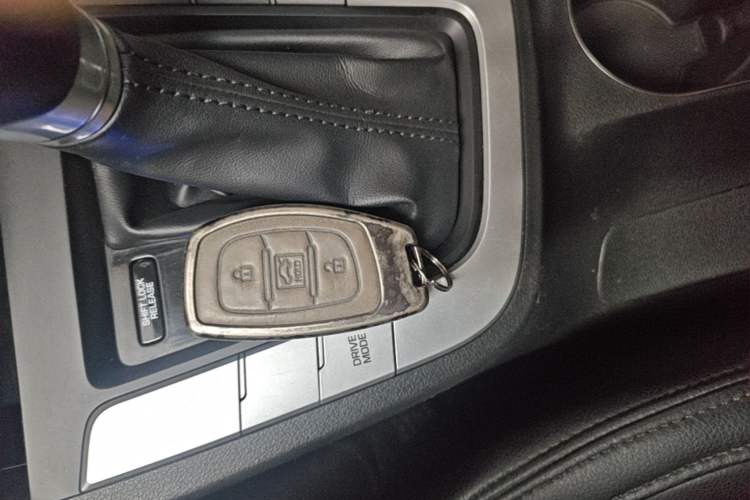 Used Hyundai Elantra (6th Generation / Lingdong) 2016 1.6L Automatic ZhiXuan – Elite Version Interior 1