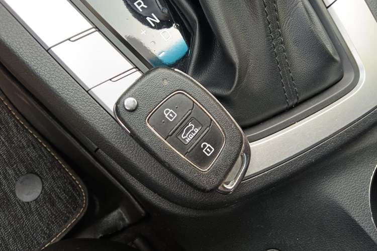 Used Hyundai Elantra (6th Generation / Lingdong) 2016 1.6L Automatic ZhiXuan – Elite Version Interior 1