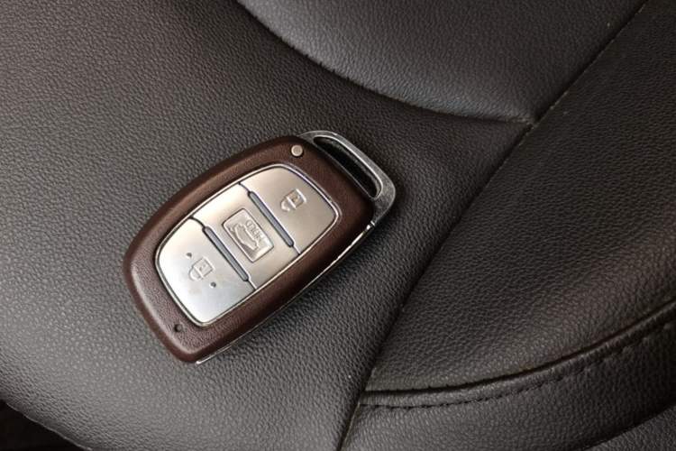Used Hyundai Elantra (6th Generation / Lingdong) 2016 1.6L Automatic ZhiXuan – Elite Version Interior 1
