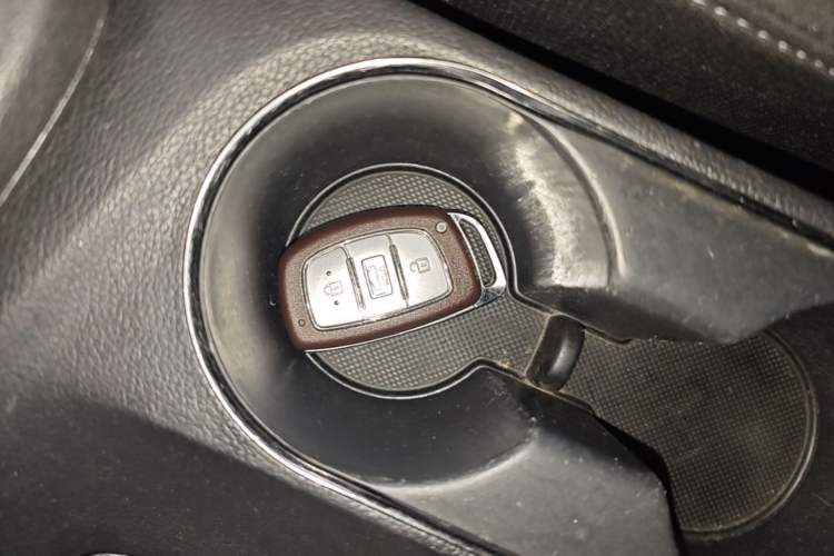 Used Hyundai Elantra (6th Generation / Lingdong) 2016 1.6L Automatic ZhiXuan – Elite Version Interior 1