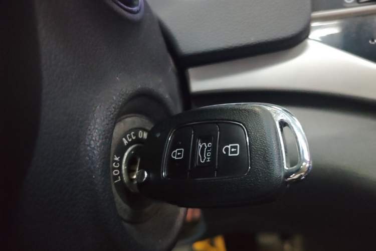 Used Hyundai Elantra (6th Generation / Lingdong) 2016 1.6L Automatic ZhiXuan – Elite Version Interior 1