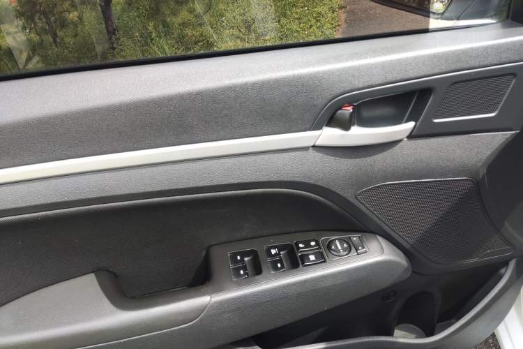 Used Hyundai Elantra (6th Generation / Lingdong) 2016 1.6L Automatic ZhiXuan – Elite Version Interior 10