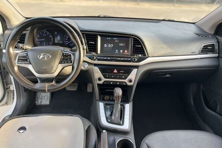 Used Hyundai Elantra (6th Generation / Lingdong) 2016 1.6L Automatic ZhiXuan · Luxury Version Interior 2