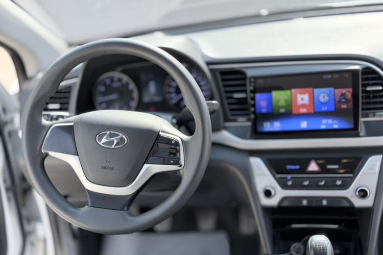 Used Hyundai Elantra (6th Generation / Lingdong) 2016 1.6L Manual ZhiXuan·Youth Edition Interior 2
