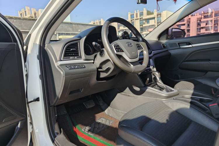 Used Hyundai Elantra (6th Generation / Lingdong) 2016 1.6L Automatic ZhiXuan · Luxury Version Interior 2