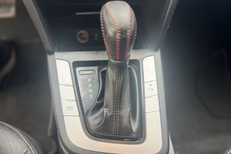 Used Hyundai Elantra (6th Generation / Lingdong) 2016 1.6L Automatic ZhiXuan · Luxury Version Interior 3