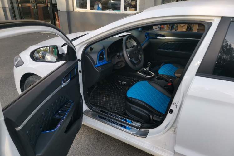 Used Hyundai Elantra (6th Generation / Lingdong) 2016 1.6L Manual ZhiXuan·Youth Edition Interior 3