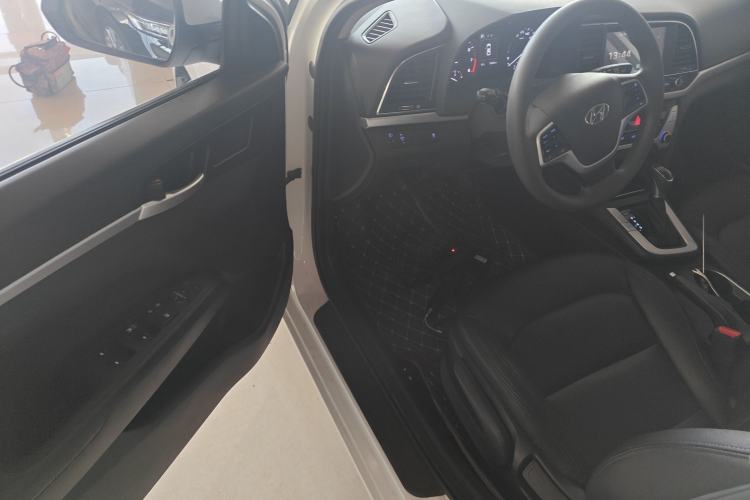 Used Hyundai Elantra (6th Generation / Lingdong) 2016 1.6L Automatic ZhiXuan – Elite Version Interior 3