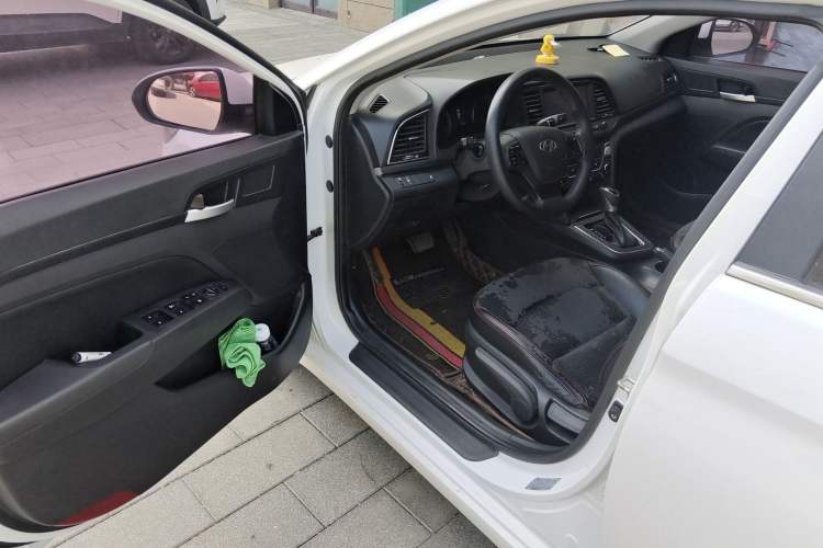 Used Hyundai Elantra (6th Generation / Lingdong) 2016 1.6L Automatic ZhiXuan – Elite Version Interior 3