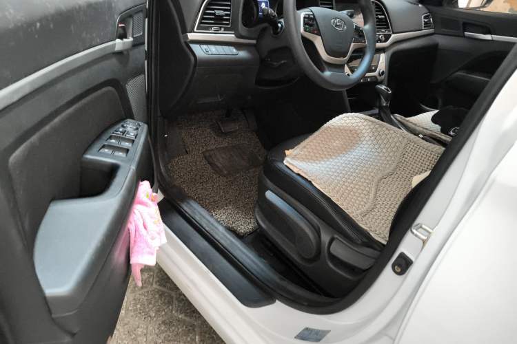 Used Hyundai Elantra (6th Generation / Lingdong) 2016 1.6L Automatic ZhiXuan – Elite Version Interior 3