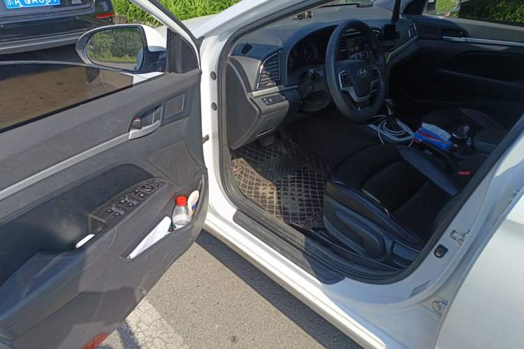 Used Hyundai Elantra (6th Generation / Lingdong) 2016 1.6L Automatic ZhiXuan – Elite Version Interior 3