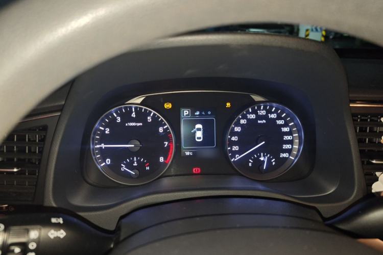 Used Hyundai Elantra (6th Generation / Lingdong) 2016 1.6L Automatic ZhiXuan – Elite Version Interior 3