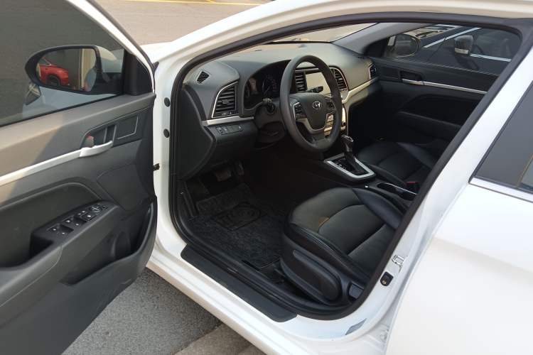 Used Hyundai Elantra (6th Generation / Lingdong) 2016 1.6L Automatic ZhiXuan – Elite Version Interior 3