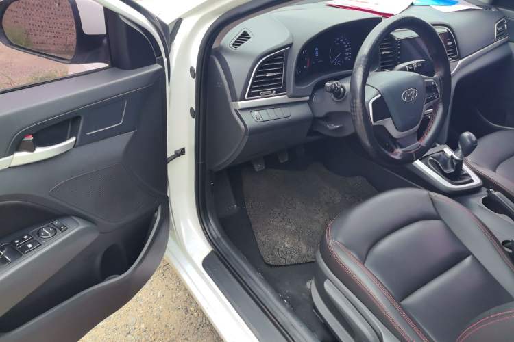 Used Hyundai Elantra (6th Generation / Lingdong) 2016 1.6L Manual ZhiXuan·Youth Edition Interior 3