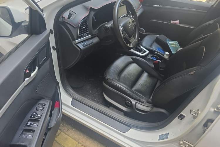 Used Hyundai Elantra (6th Generation / Lingdong) 2016 1.6L Automatic ZhiXuan – Elite Version Interior 3