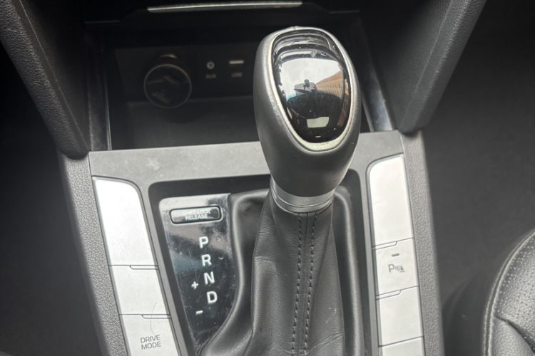 Used Hyundai Elantra (6th Generation / Lingdong) 2016 1.6L Automatic ZhiXuan · Luxury Version Interior 6