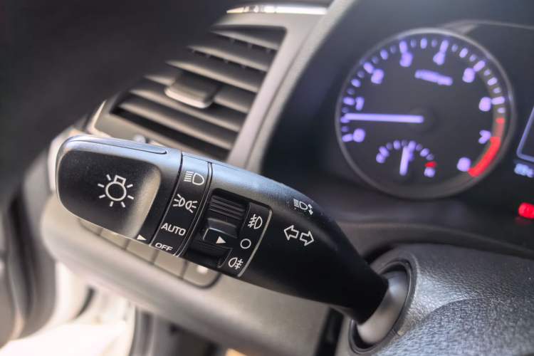 Used Hyundai Elantra (6th Generation / Lingdong) 2016 1.6L Automatic ZhiXuan – Elite Version Interior 6