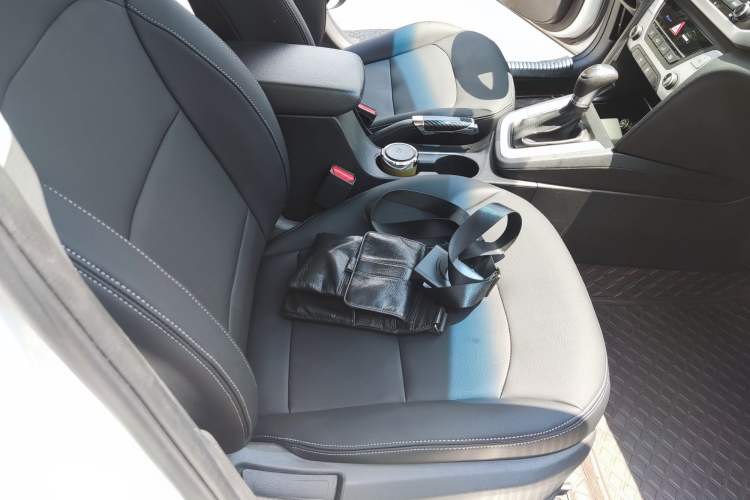 Used Hyundai Elantra (6th Generation / Lingdong) 2016 1.6L Automatic ZhiXuan – Elite Version Interior 7