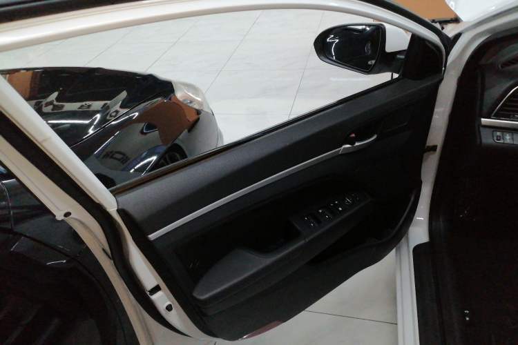 Used Hyundai Elantra (6th Generation / Lingdong) 2016 1.6L Automatic ZhiXuan – Elite Version Interior 7