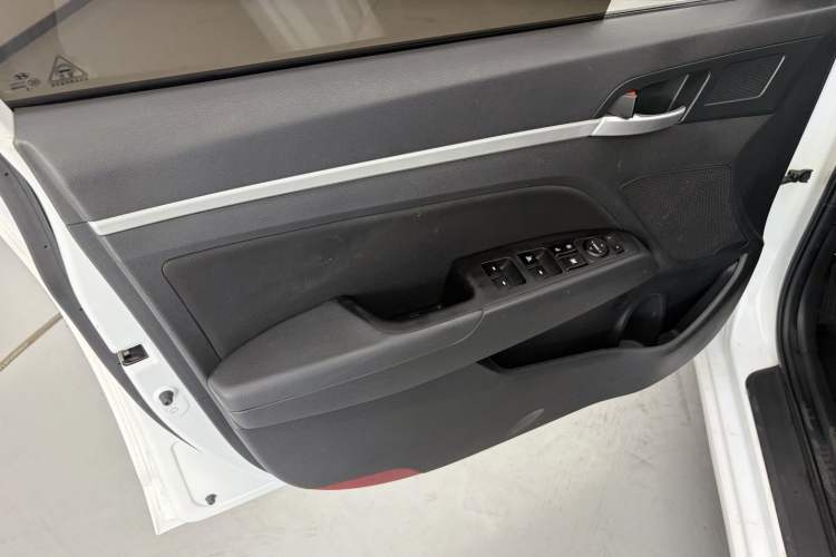 Used Hyundai Elantra (6th Generation / Lingdong) 2016 1.6L Automatic ZhiXuan – Elite Version Interior 8