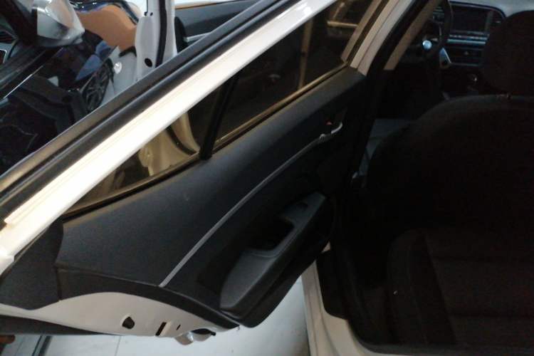 Used Hyundai Elantra (6th Generation / Lingdong) 2016 1.6L Automatic ZhiXuan – Elite Version Interior 8