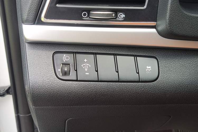 Used Hyundai Elantra (6th Generation / Lingdong) 2016 1.6L Automatic ZhiXuan – Elite Version Interior 9