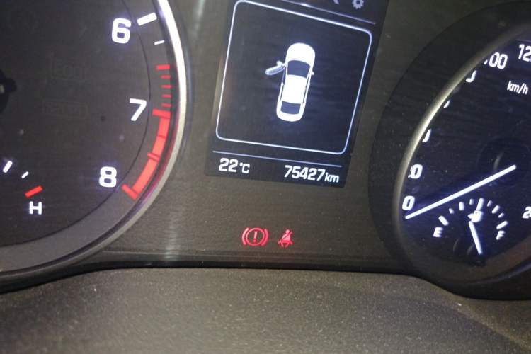 Used Hyundai Elantra (6th Generation / Lingdong) 2016 1.6L Automatic ZhiXuan – Elite Version Odometer Close Up