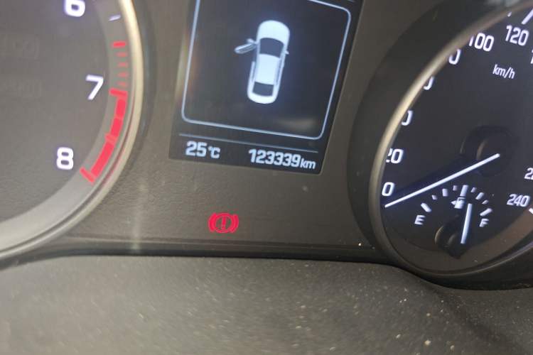 Used Hyundai Elantra (6th Generation / Lingdong) 2016 1.6L Automatic ZhiXuan – Elite Version Odometer Close Up