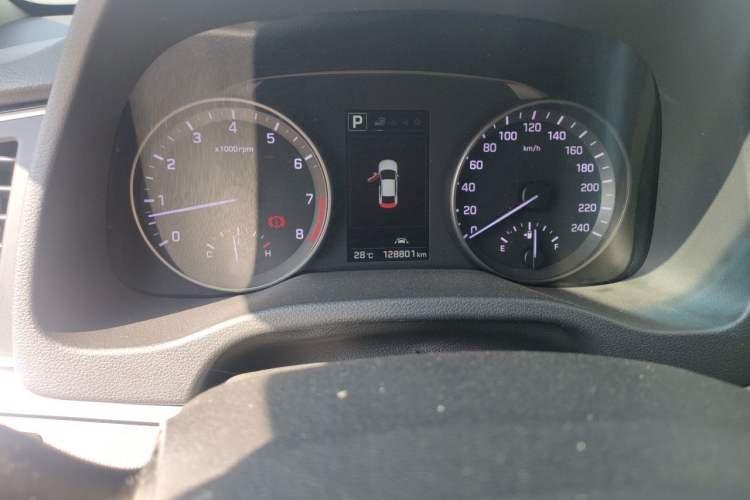 Used Hyundai Elantra (6th Generation / Lingdong) 2016 1.6L Automatic ZhiXuan · Flagship Edition Odometer Close Up