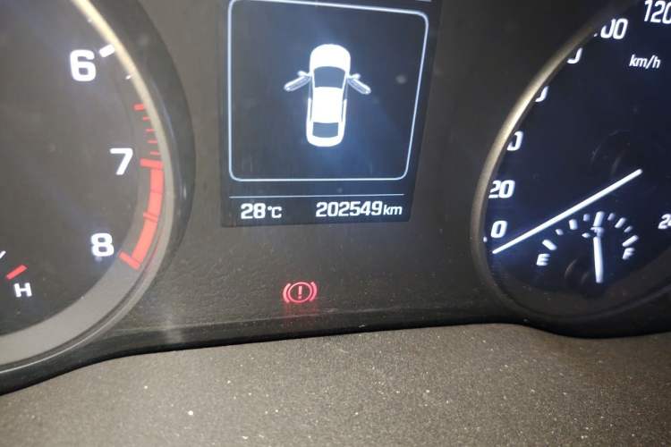 Used Hyundai Elantra (6th Generation / Lingdong) 2016 1.6L Automatic ZhiXuan – Elite Version Odometer Close Up