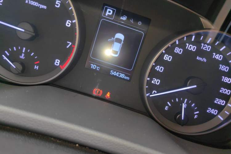 Used Hyundai Elantra (6th Generation / Lingdong) 2016 1.6L Automatic ZhiXuan – Elite Version Odometer Close Up