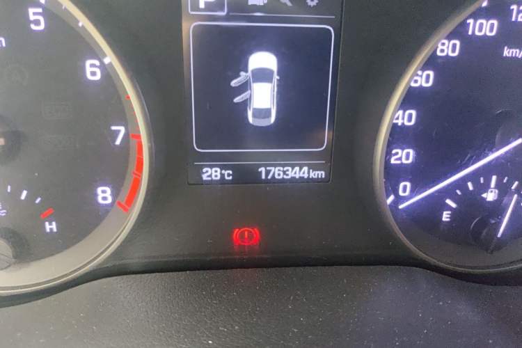 Used Hyundai Elantra (6th Generation / Lingdong) 2016 1.6L Automatic ZhiXuan – Elite Version Odometer Close Up
