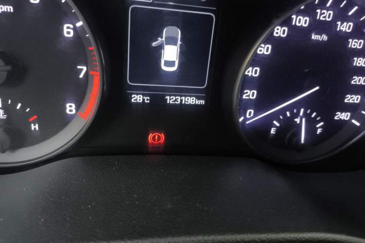 Used Hyundai Elantra (6th Generation / Lingdong) 2016 1.6L Automatic ZhiXuan – Elite Version Odometer Close Up