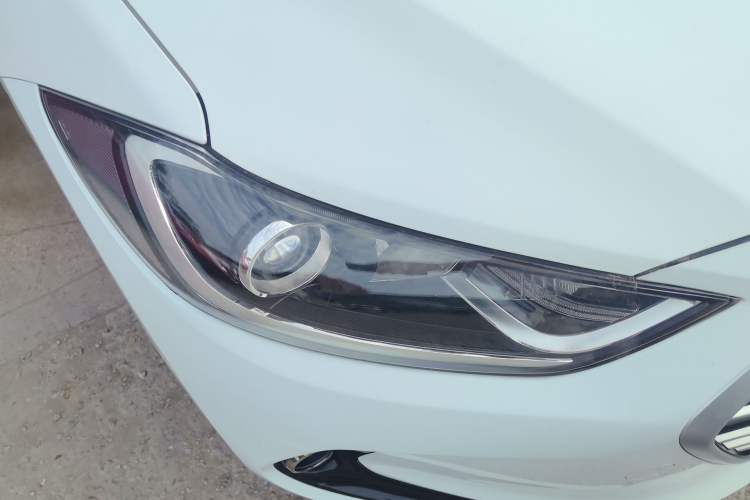 Used Hyundai Elantra (6th Generation / Lingdong) 2016 1.6L Manual ZhiXuan·Youth Edition Right Front Headlight