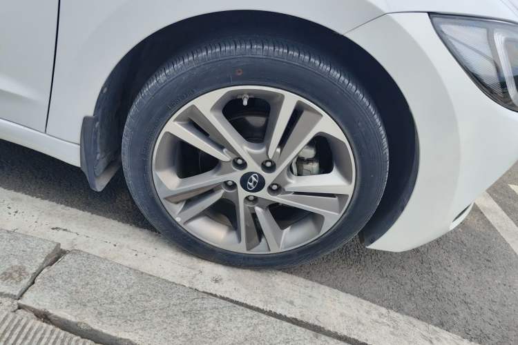 Used Hyundai Elantra (6th Generation / Lingdong) 2016 1.6L Automatic ZhiXuan · Flagship Edition Right Front Wheel Hub