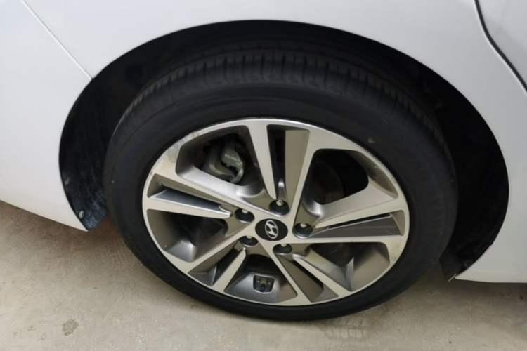 Used Hyundai Elantra (6th Generation / Lingdong) 2016 1.6L Automatic ZhiXuan · Luxury Version Right Rear Wheel Hub